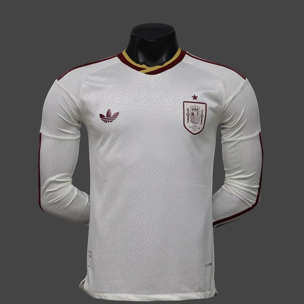 Camiseta de visitante My Store 3 de España en color blanco con patrón de espirales, detalles granates y tecnología Climacool+