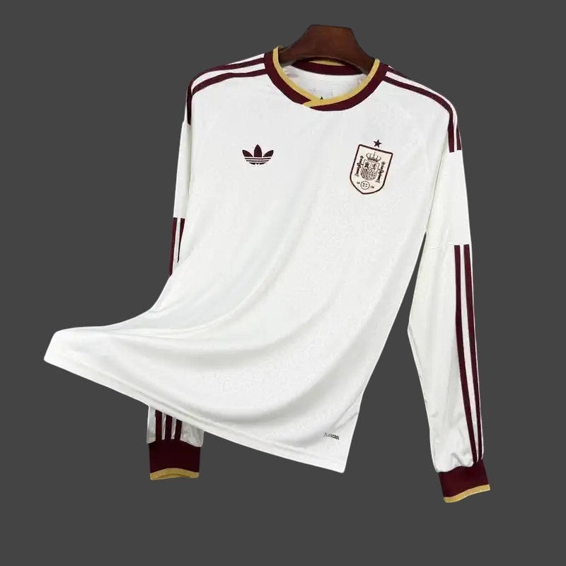 Camiseta de visitante My Store 3 de España, blanca con patrón de espirales, detalles granates y dorados, manga larga.